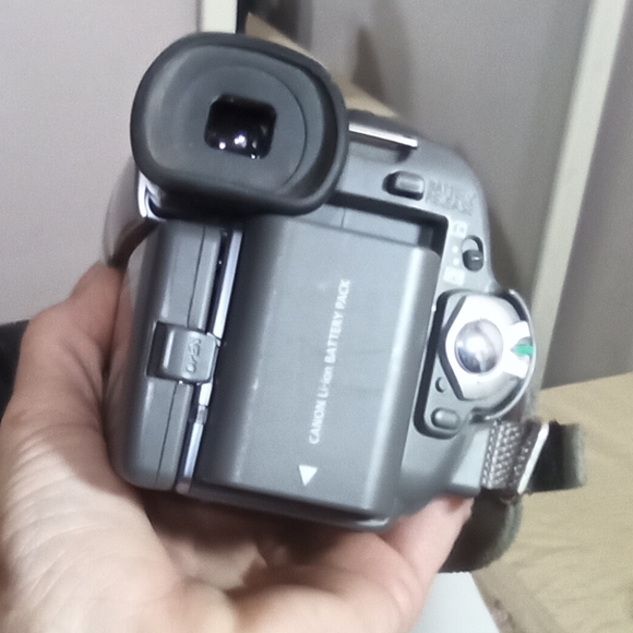 Canon Elura A60 Camcorder with Accessories And Leather Case - Picture 4 of 9